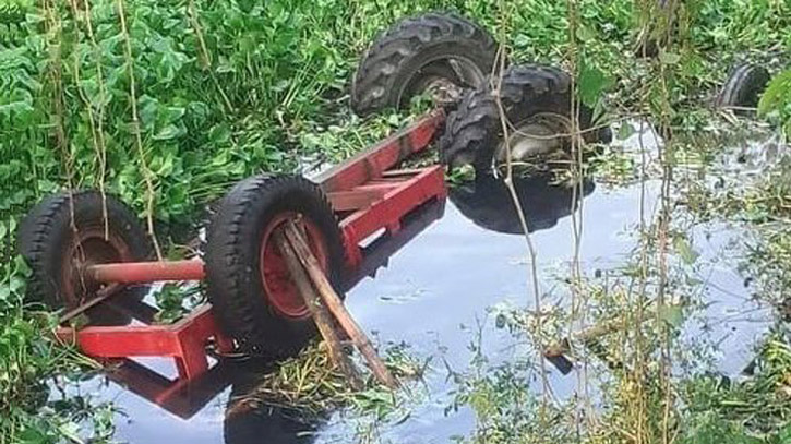 কুমিল্লায় ট্রাক্টর উল্টে খালে, নিহত ৩