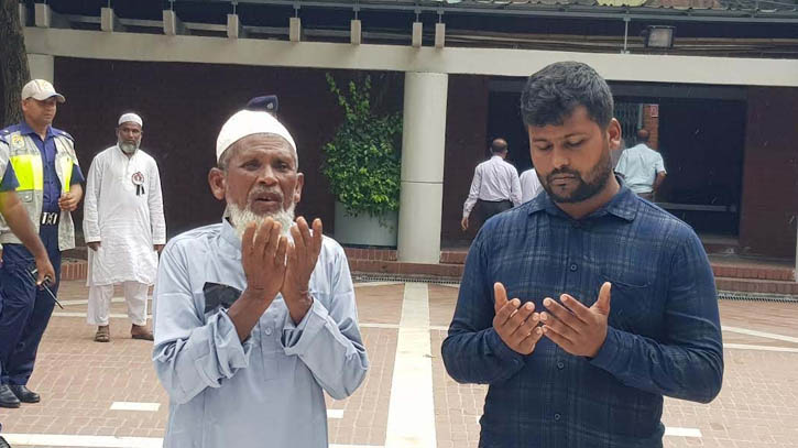 ৩১৩ কিলোমিটার পথ পায়ে হেঁটে এসে বঙ্গবন্ধুর সমাধিতে শ্রদ্ধা