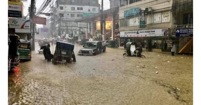 ভারী বর্ষণে তলিয়ে গেছে কক্সবাজার শহরের সড়ক