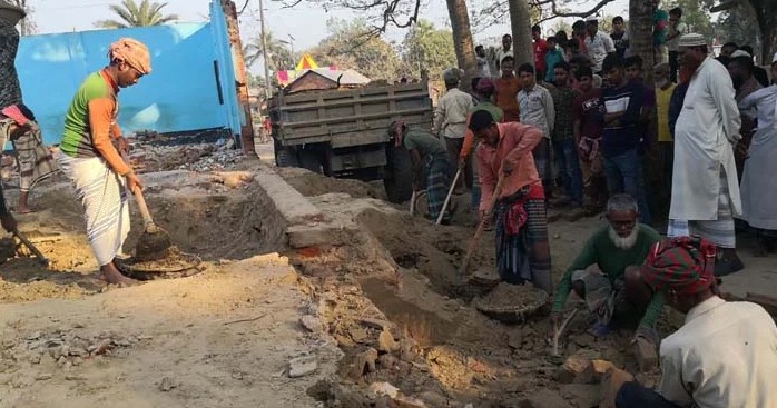 সরকারি স্কুলের মাটি বেঁচে দিলেন পৌর কাউন্সিলর!