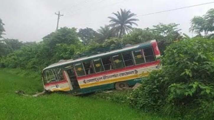 শ্রীপুরে বাসের নিয়ন্ত্রণ হারিয়ে চালক নিহত