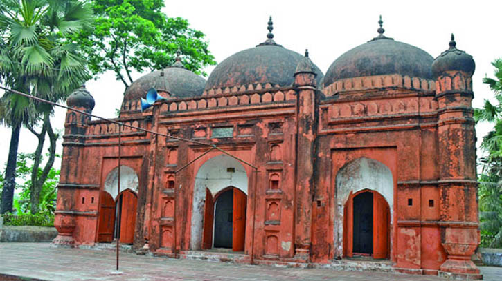 কুমিল্লায়  পৌনে চারশ বছরের পুরনো দৃষ্টিনন্দন মসজিদ