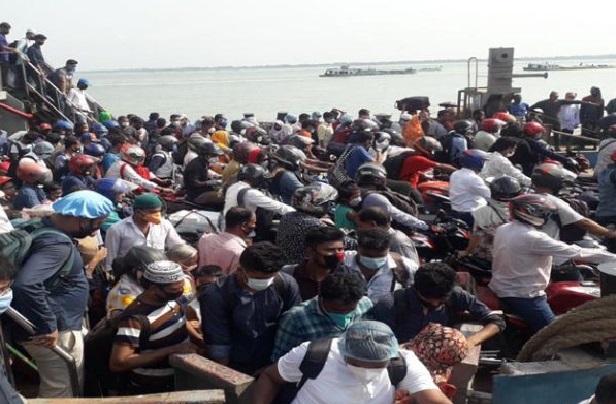ঢাকাফেরত যাত্রীদের ভিড়ে দৌলতদিয়ায় ফেরিঘাট