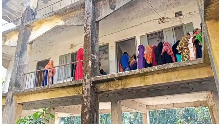 সাতক্ষীরায় টিকা নিতে গিয়ে দোতলার রেলিং থেকে পড়ে নারীর মৃত্যু