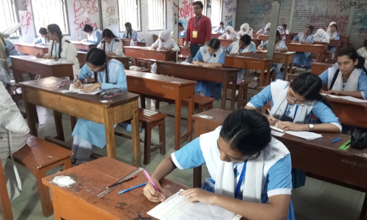 এসএসসি ও সমমানের প্রথম দিনের পরীক্ষা সুষ্ঠুভাবে অনুষ্ঠিত