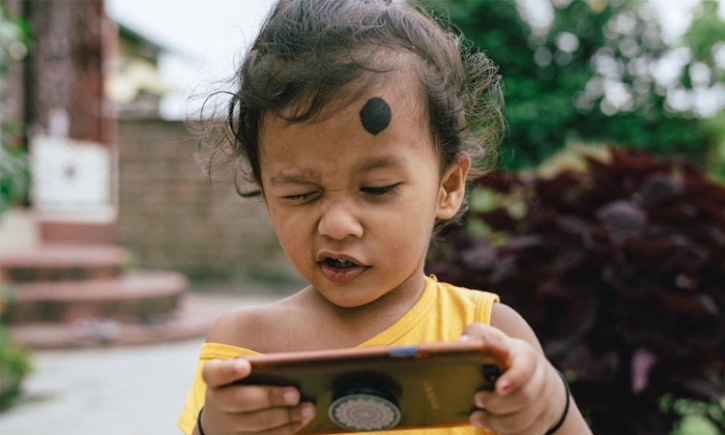 শিশুরদের স্মার্টফোন আসক্তি কতটা ভয়ংকর