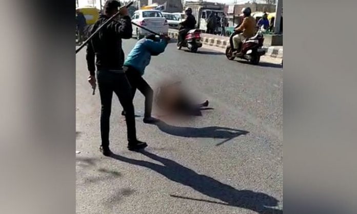 ভারতে রাস্তায় প্রকাশ্যে পিটিয়ে হত্যা