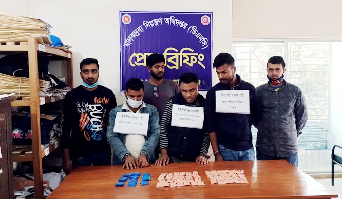 মানিকগঞ্জে ১২ হাজার ইয়াবাসহ আটক ৩