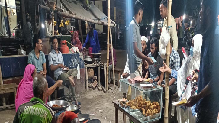 বগুড়ার পাড়া-মহল্লা ও রাস্তার মোড়ে শীতের পিঠা বিক্রির ধুম
