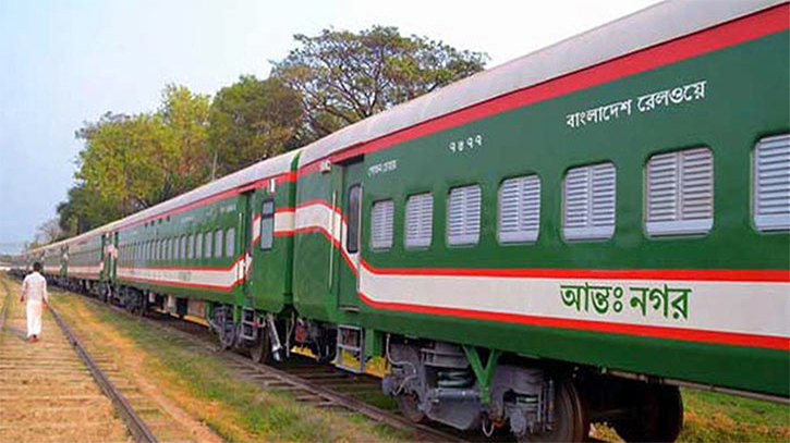 নতুন সূচিতে চলছে ১০ ট্রেন