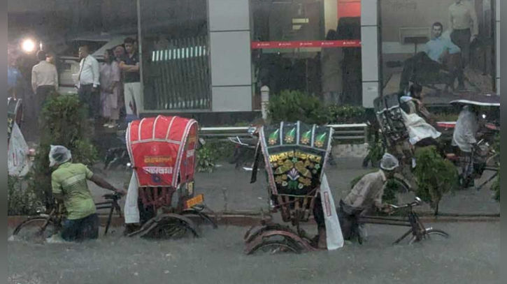 কয়েক ঘণ্টার বৃষ্টিতে ডুবেছে চট্টগ্রাম