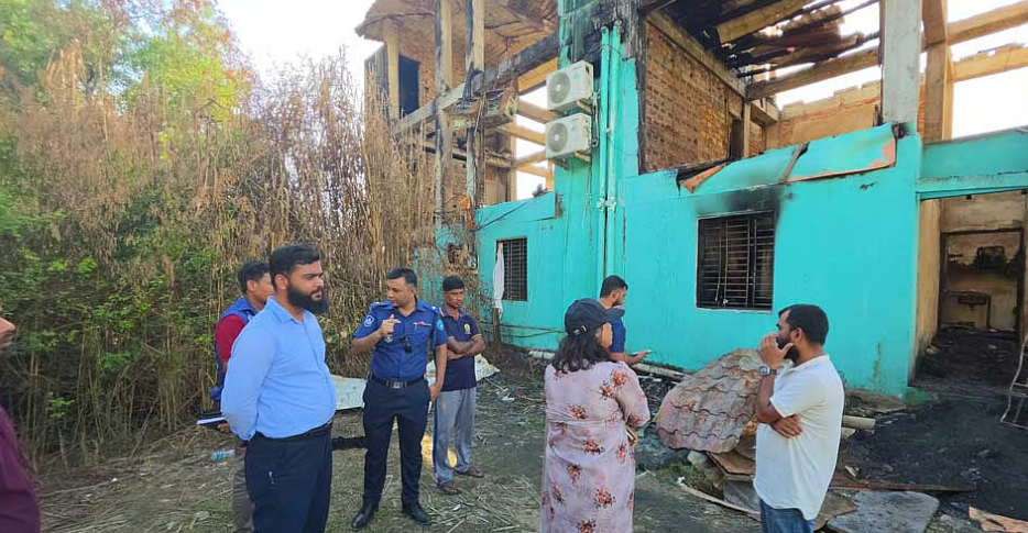 কক্সবাজারে আগুন: ধ্বংসস্তূপে পাওয়া দেহাবশেষে লকেট দেখে নিখোঁজ শিক্ষিকাকে শনাক্ত