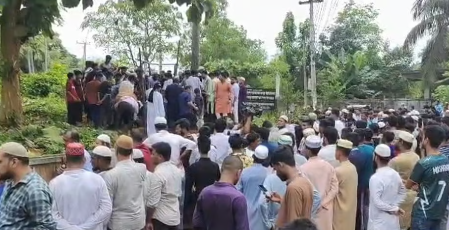 বাসার কাছেই চিরশায়িত অপ্রতিম