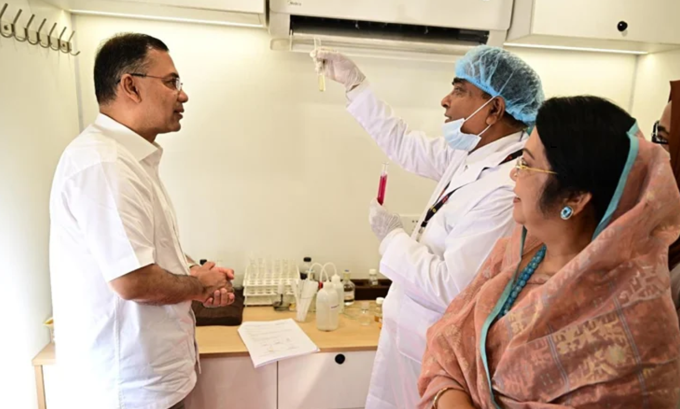নিরাপদ খাদ্য পরীক্ষার ভ্রাম্যমাণ ল্যাব পরিদর্শন করলেন প্রধানমন্ত্রী